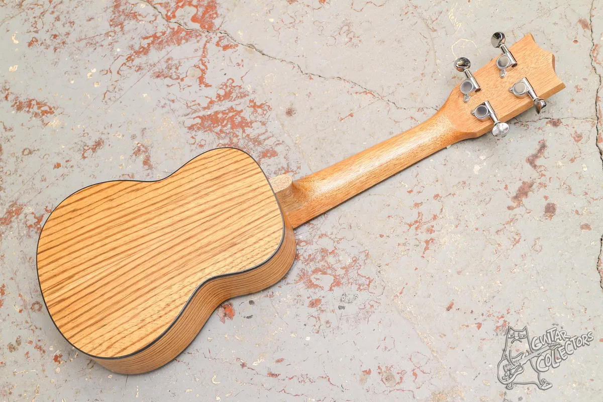 Flight DUS 320 Ukulele