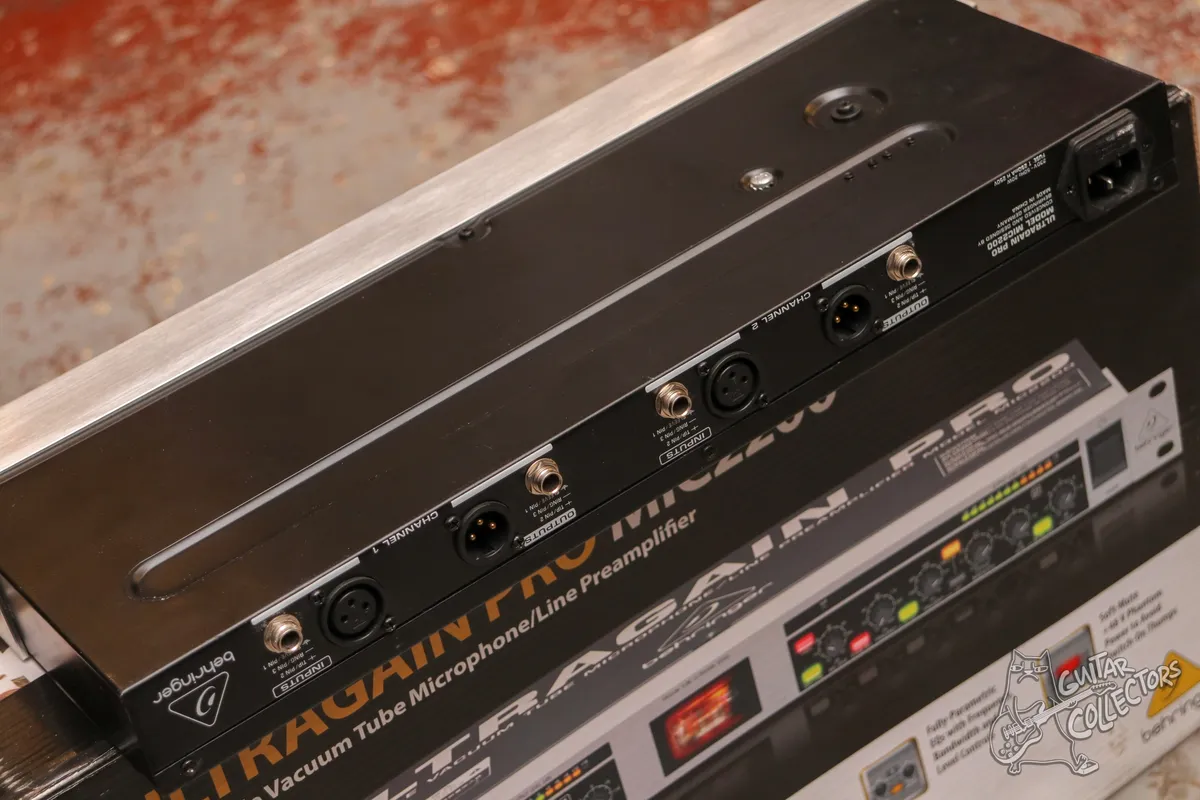 Behringer MIC 2200 UltraGain Pro Микрофонный предусилитель